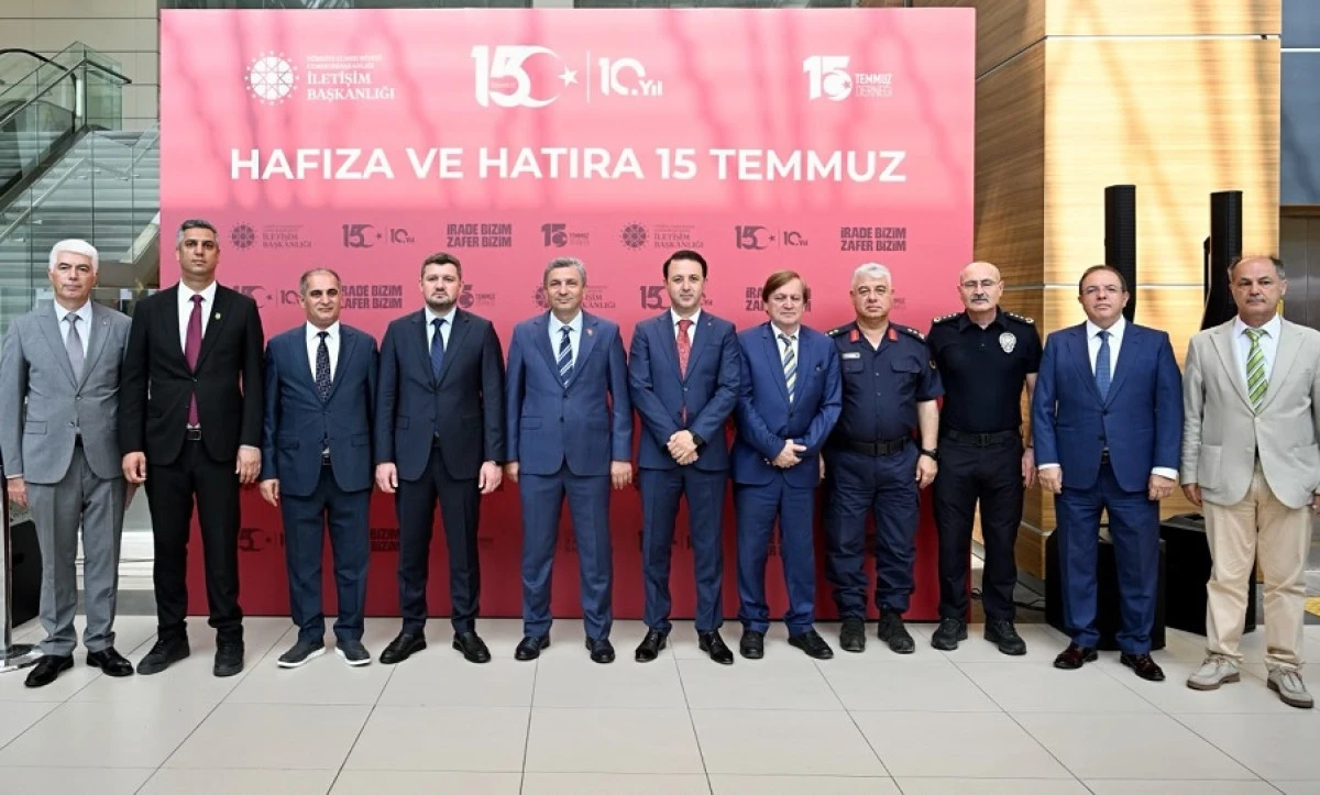 Antalya Havalimanı'nda 15 Temmuz'un Hafızası Fotoğraf Sergisiyle Yaşatılıyor