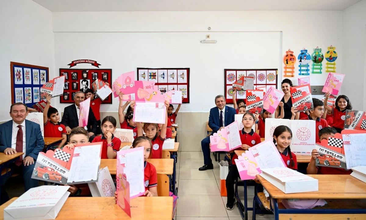 Antalya'da 484 Bin &Ouml;ğrenci Karne Heyecanı Yaşadı