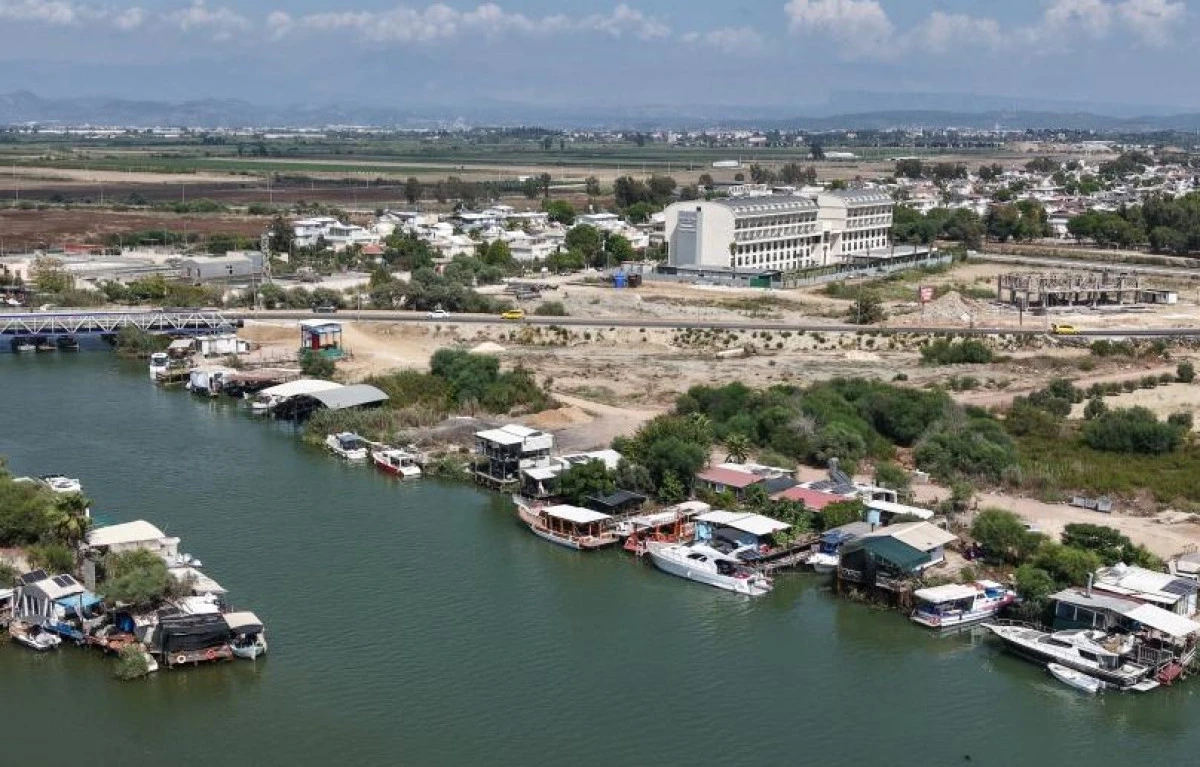 ANTALYA&rsquo;DA NEHİR KIYISINA KA&Ccedil;AK YAPI &Ccedil;IKARMASI! YIKIM KARARI ALINDI