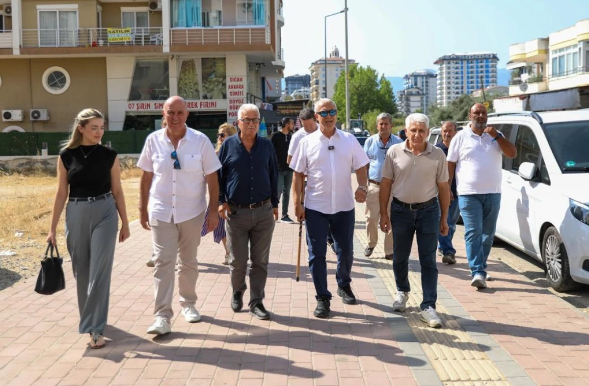 Başkan &Ouml;z&ccedil;elik Mahmutlar'da Esnafın ve Vatandaşın Taleplerini Dinledi