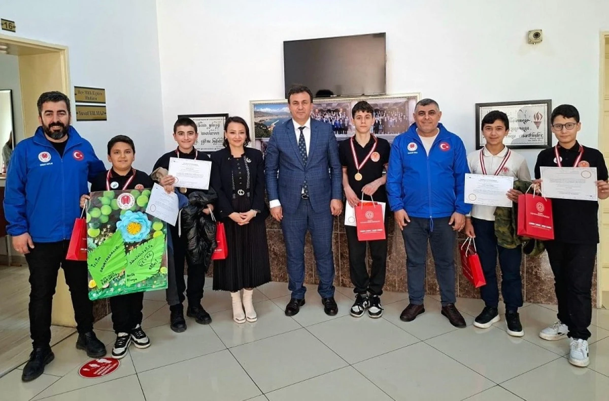 Berlin&rsquo;den D&ouml;nen &Ouml;ğrencilere M&uuml;d&uuml;r Yılmaz&rsquo;dan &Ouml;d&uuml;l