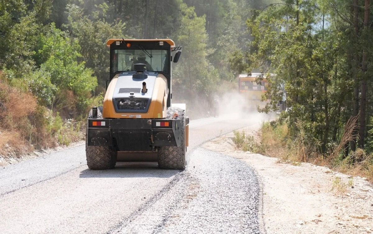 Bı&ccedil;ak&ccedil;ı&rsquo;da 2,7 kilometrelik yol asfaltlanıyor
