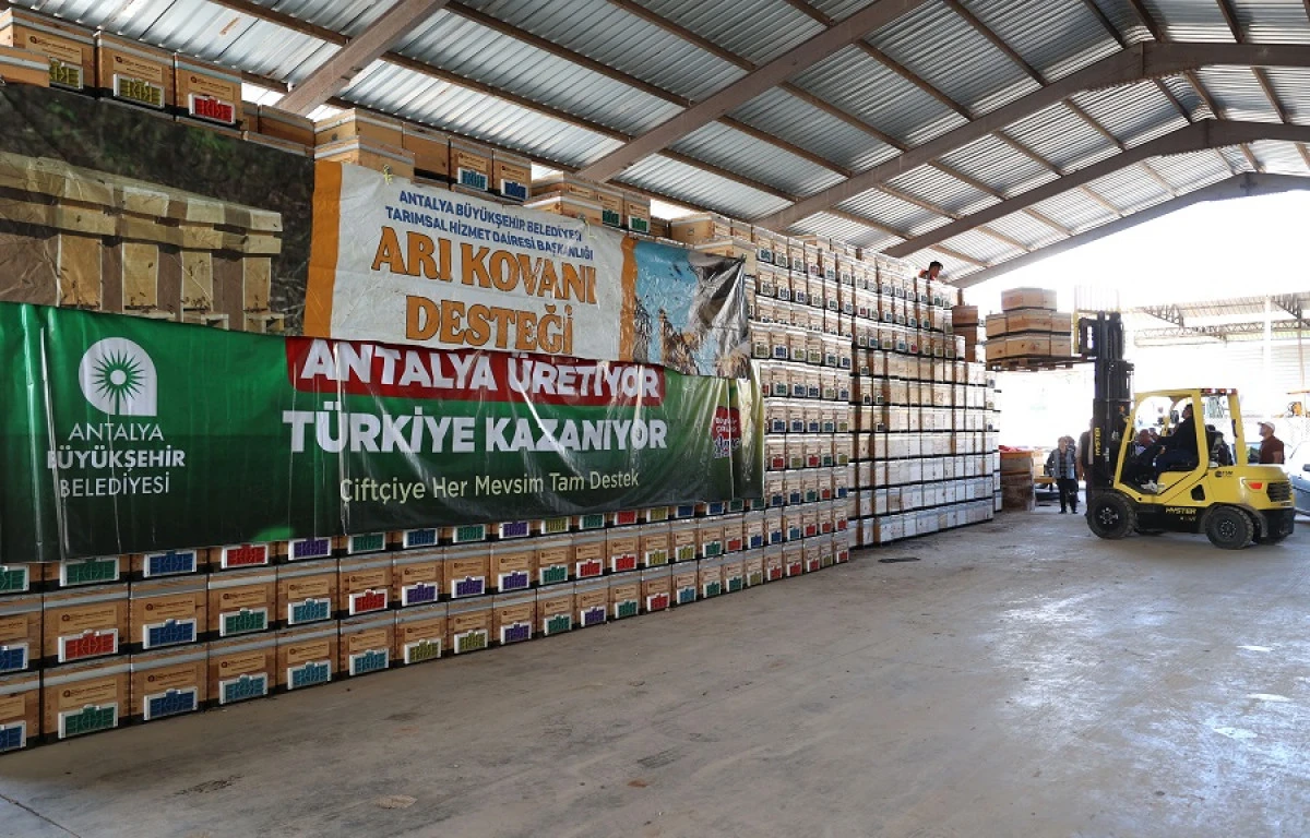 B&uuml;y&uuml;kşehir&rsquo;den Arıcılığa B&uuml;y&uuml;k Destek: 400 &Uuml;reticiye 1200 Kovan