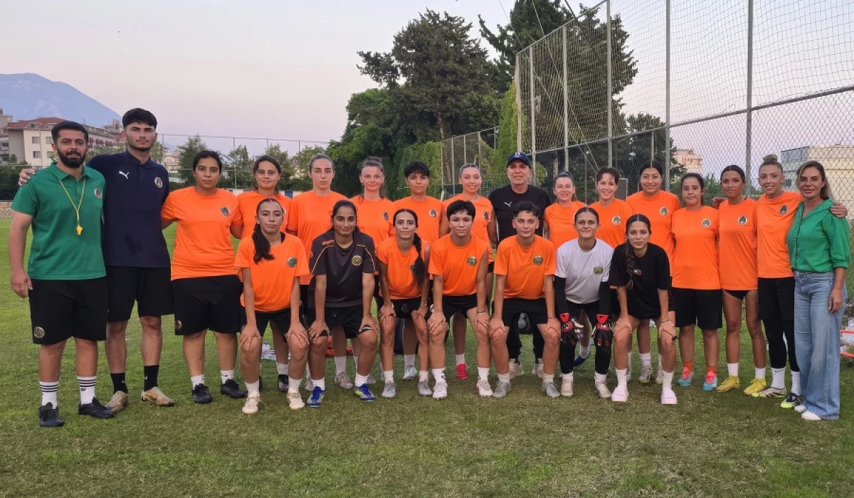 &Ccedil;AVUŞOĞLU&rsquo;NDAN KADIN FUTBOL TAKIMINA MORAL ZİYARET