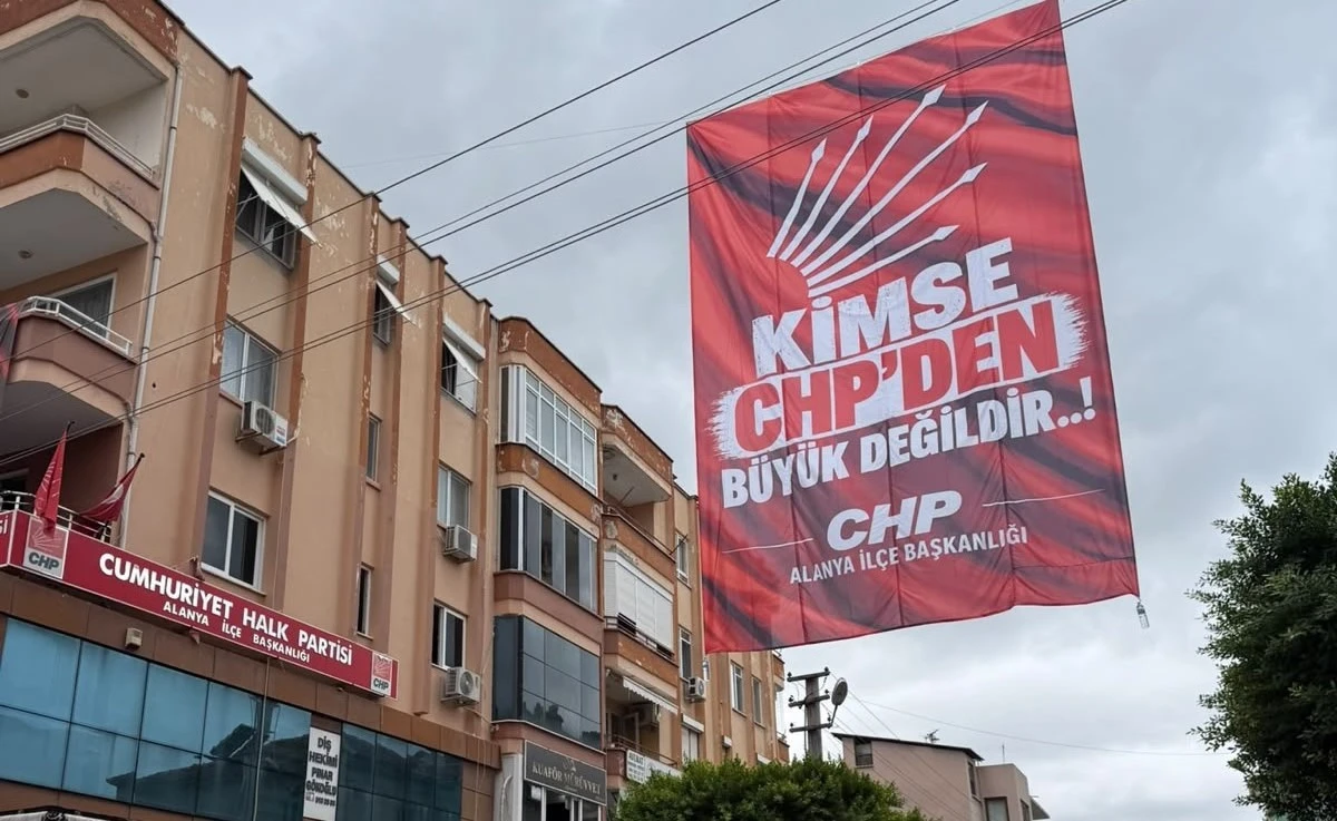 CHP Alanya&rsquo;dan Dikkat &Ccedil;eken Mesaj: &ldquo;Kimse CHP&rsquo;den B&uuml;y&uuml;k Değildir&rdquo;