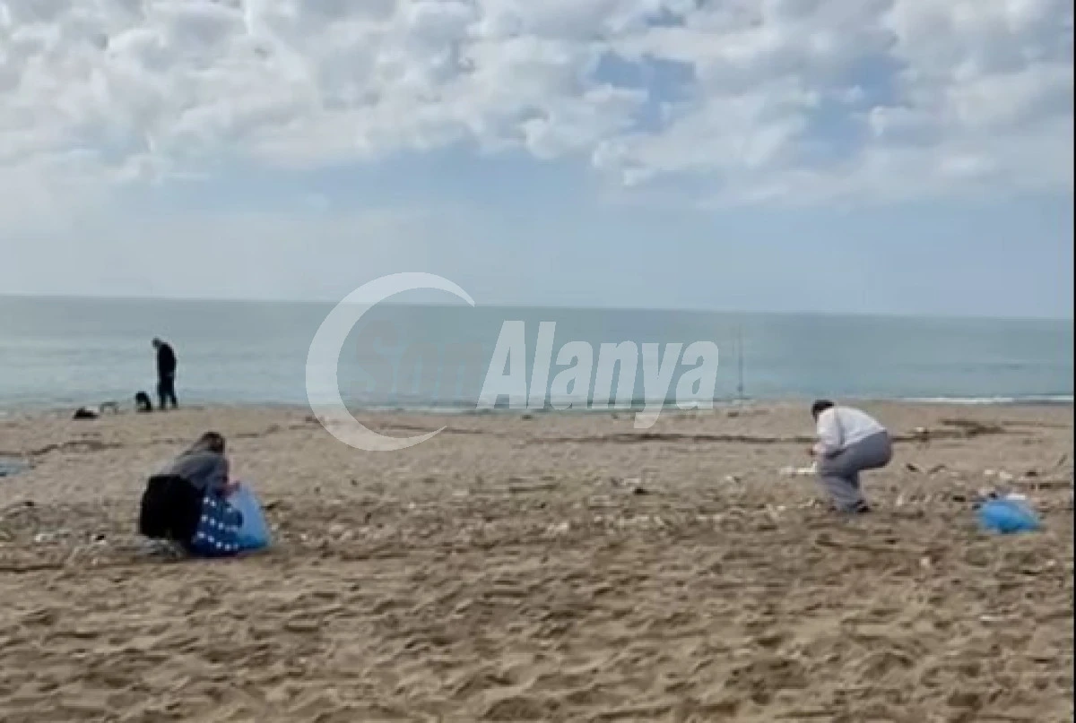 Damlataş&rsquo;ta Yağış Sonrası Kirlilik: Rus Turistlerden &Ouml;rnek Temizlik