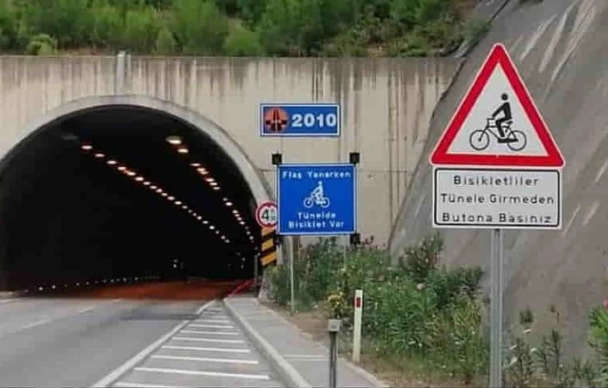 Dim T&uuml;neli&rsquo;nde Feci Kaza: Motosiklet Savruldu, 2 Gen&ccedil; Yaşam M&uuml;cadelesi Veriyor