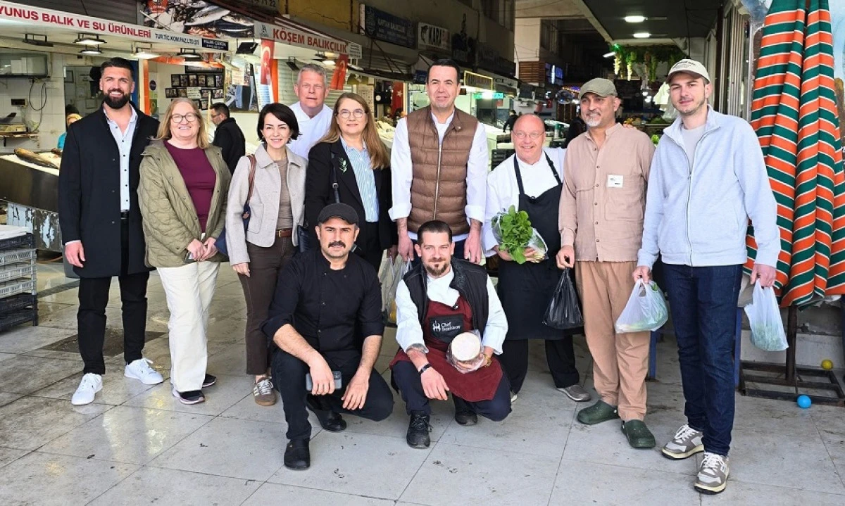 D&uuml;nyaca &Uuml;nl&uuml; Şefler Alanya Pazarında: &Uuml;&ccedil; Usta Tek Mutfak İ&ccedil;in Yerel Lezzet Avına &Ccedil;ıktı