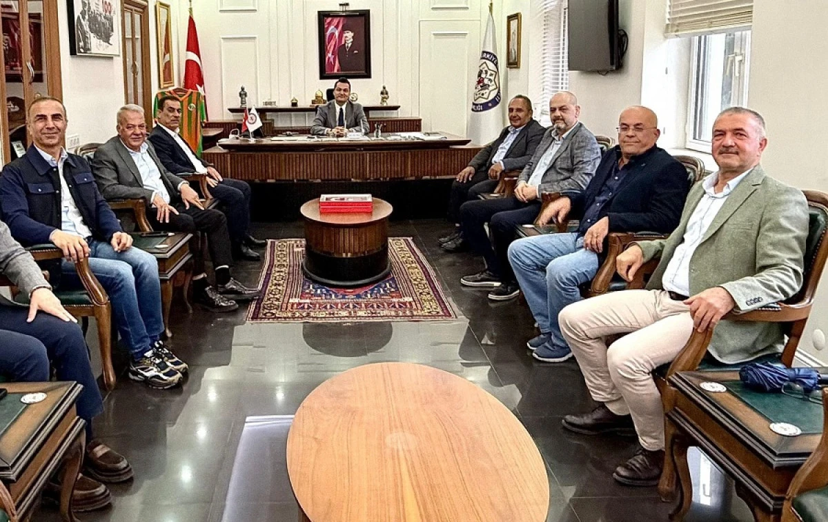 ESKİ BELEDİYE BAŞKANLARINDAN KAYMAKAM &Ouml;ZT&Uuml;RK&rsquo;E ZİYARET