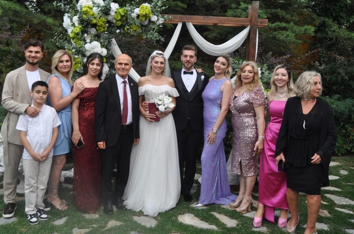 Gazeteci Yazar G&uuml;lsen Birdal Oğlu Berker'i G&ouml;rkemli Bir D&uuml;ğ&uuml;nle Evlendirdi