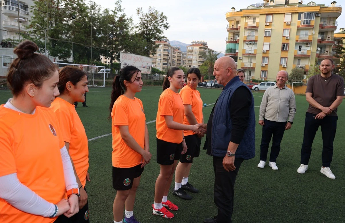 Hasan &Ccedil;avuşoğlu&rsquo;ndan Kadın Futbol Takımına Moral Ziyareti