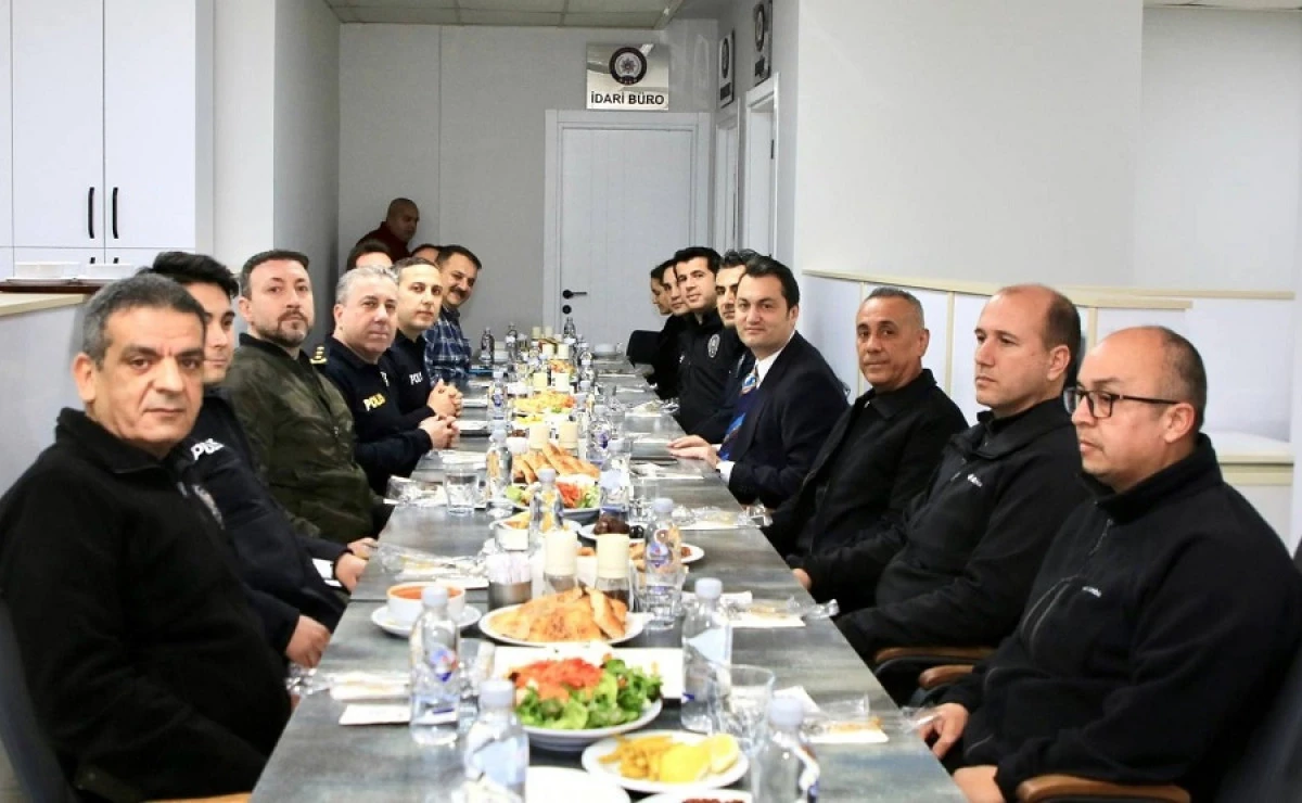 Kaymakam &Ouml;zt&uuml;rk Polislerle İftar Sofrasında Buluştu