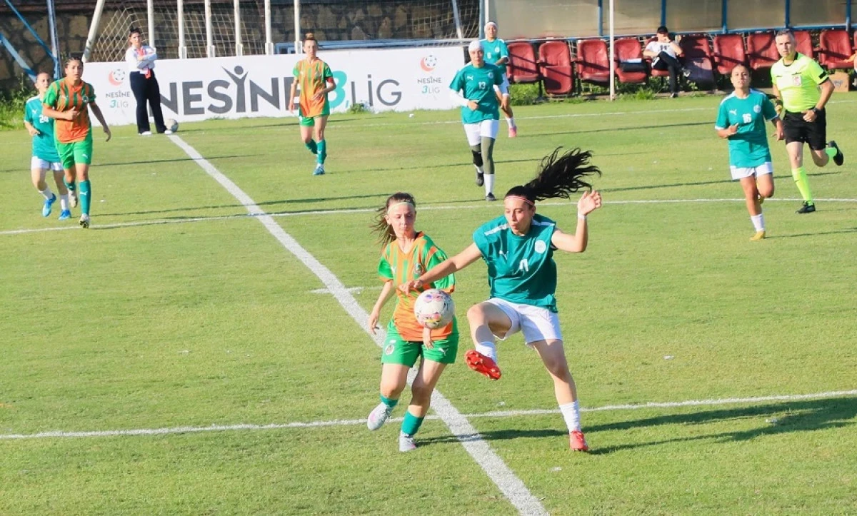 Kaymakam &Ouml;zt&uuml;rk'ten Kadın Futbolculara Destek