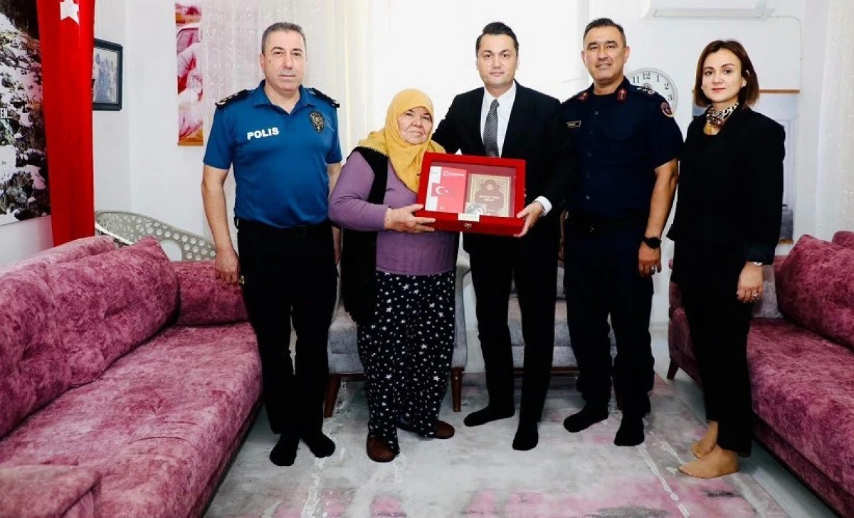 Kaymakam &Ouml;zt&uuml;rk&rsquo;ten Şehit Annesine Anlamlı Ziyaret