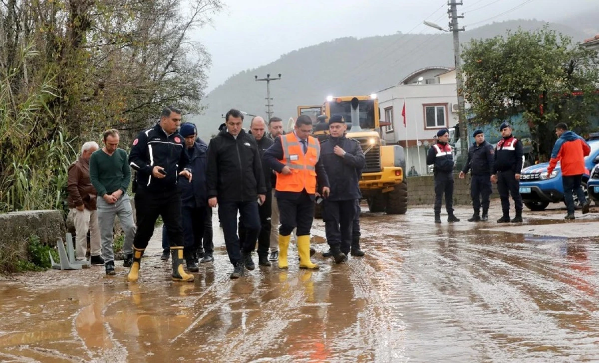 KAYMAKAM ŞAKİR &Ouml;NER &Ouml;ZT&Uuml;RK SAHADA: YAĞIŞTAN ETKİLENEN B&Ouml;LGELERİ İNCELEDİ