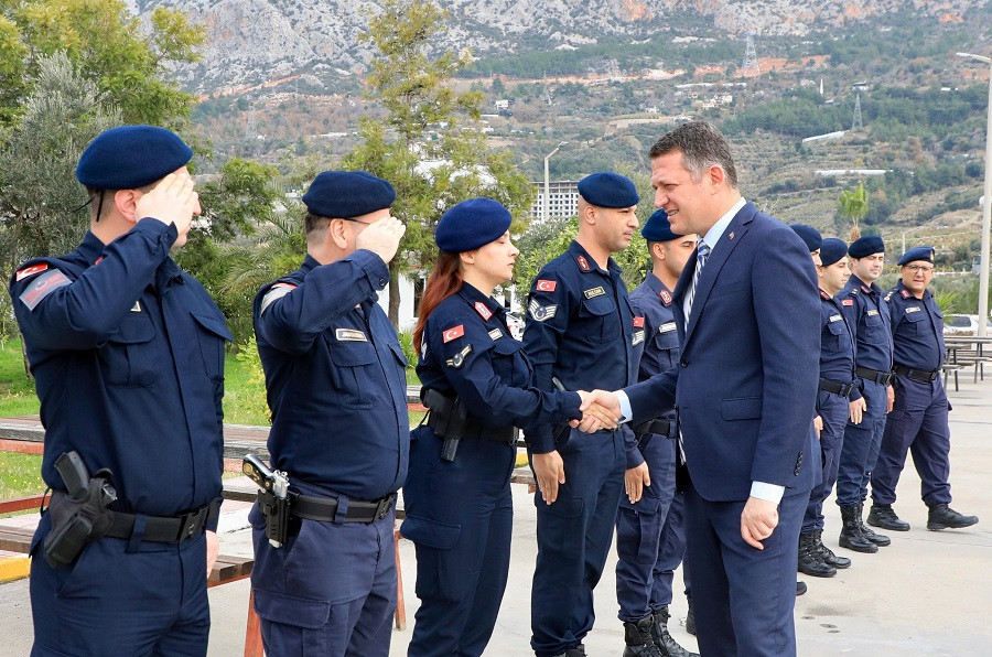 Kaymakam Ürkmezer, Cezaevi Jandarma Personelini Ödüllendirdi