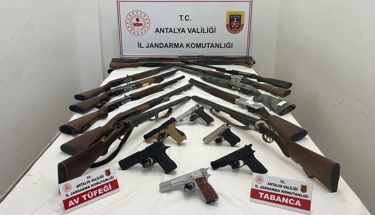 kepez&rsquo;de eş zamanlı silah ve uyuşturucu operasyonu