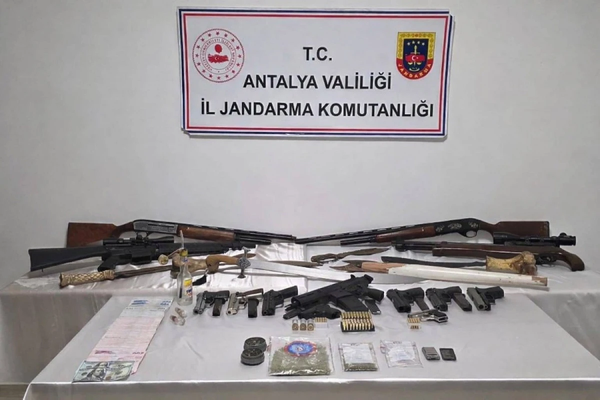 Konyaaltı&rsquo;nda Uyuşturucu Ve Silah Deposu Ortaya &Ccedil;ıkarıldı