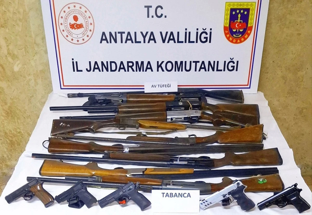 Korkuteli&rsquo;nde Ruhsatsız Silah Operasyonu: 15 Silah Ele Ge&ccedil;irildi