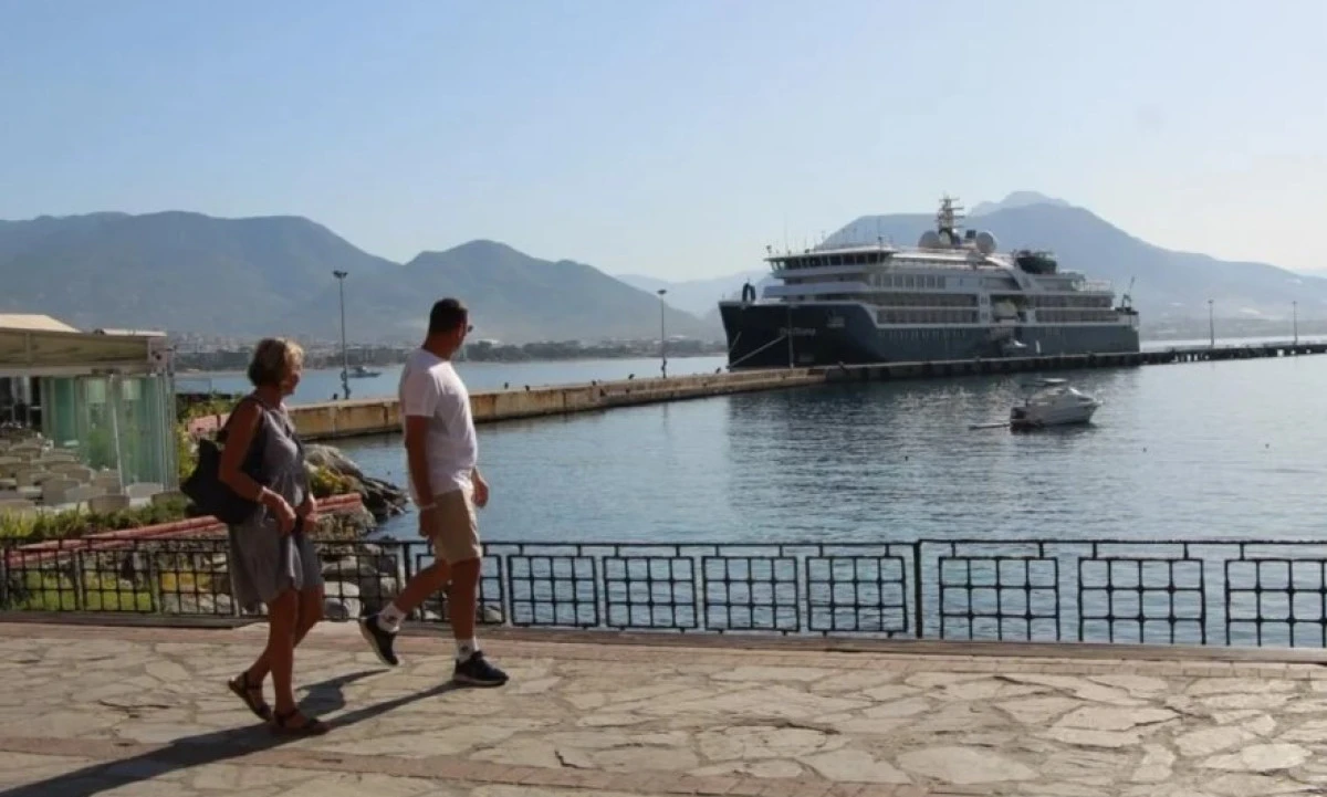 Kruvaziyer &lsquo;SH Diana&rsquo; 107 Turistle Alanya&rsquo;ya Demir Attı