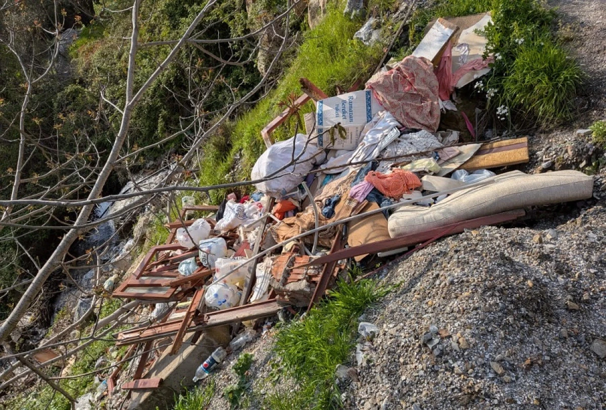 Mahmutseydi&rsquo;de Ormanlık Alana Atılan &Ccedil;&ouml;pler Tepki &Ccedil;ekti
