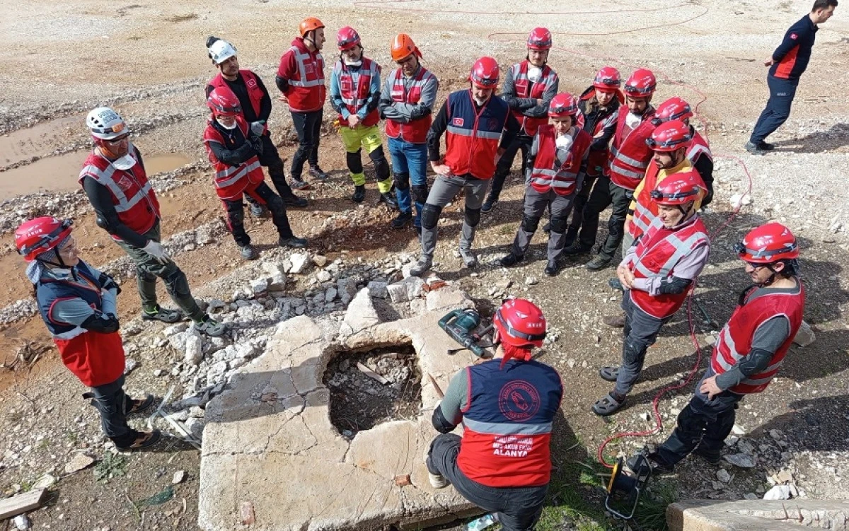 MEB AKUB Alanya Ekibi Enkazda Arama Kurtarma Eğitimi Aldı