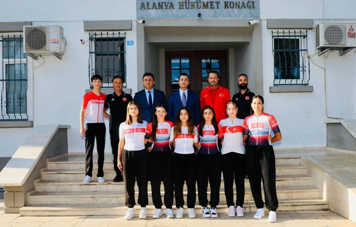 Milli bisiklet&ccedil;iler Kaymakam &Ouml;zt&uuml;rk&rsquo;&uuml;n konuğu oldu