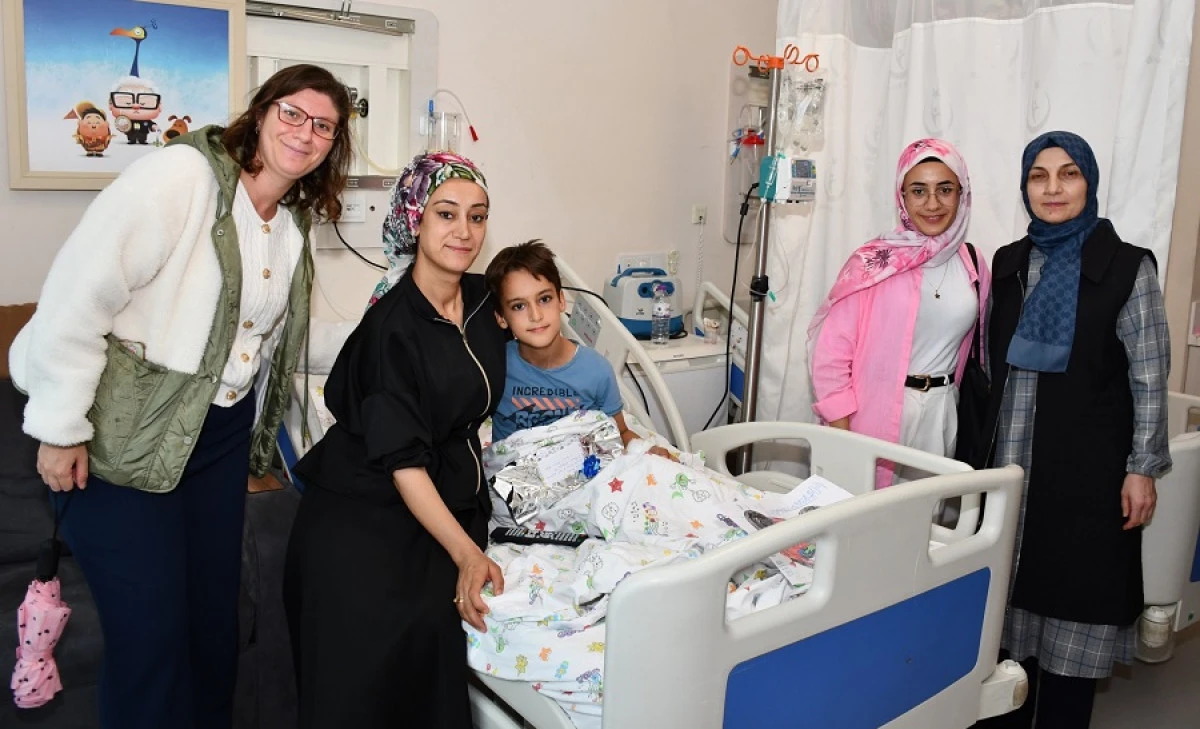 Minik hastalara anlamlı ziyaret