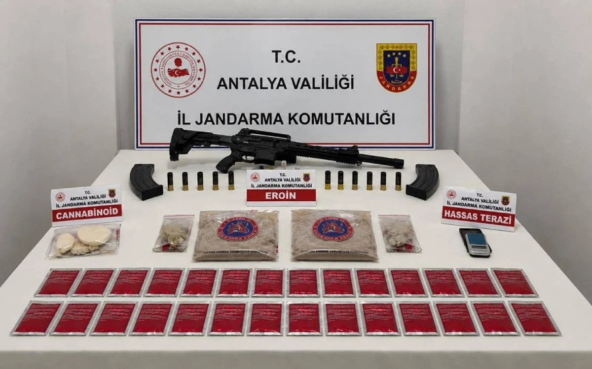 Muratpaşa'da Uyuşturucu Operasyonu: Eroin, Sentetik Madde ve Silah Ele Ge&ccedil;irildi