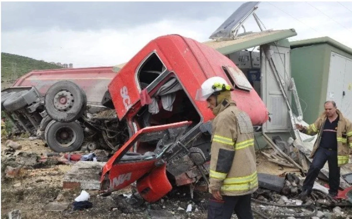 Oba&rsquo;da Kamyon Trafoya &Ccedil;arptı, Mahalle Saatlerce Elektriksiz Kaldı