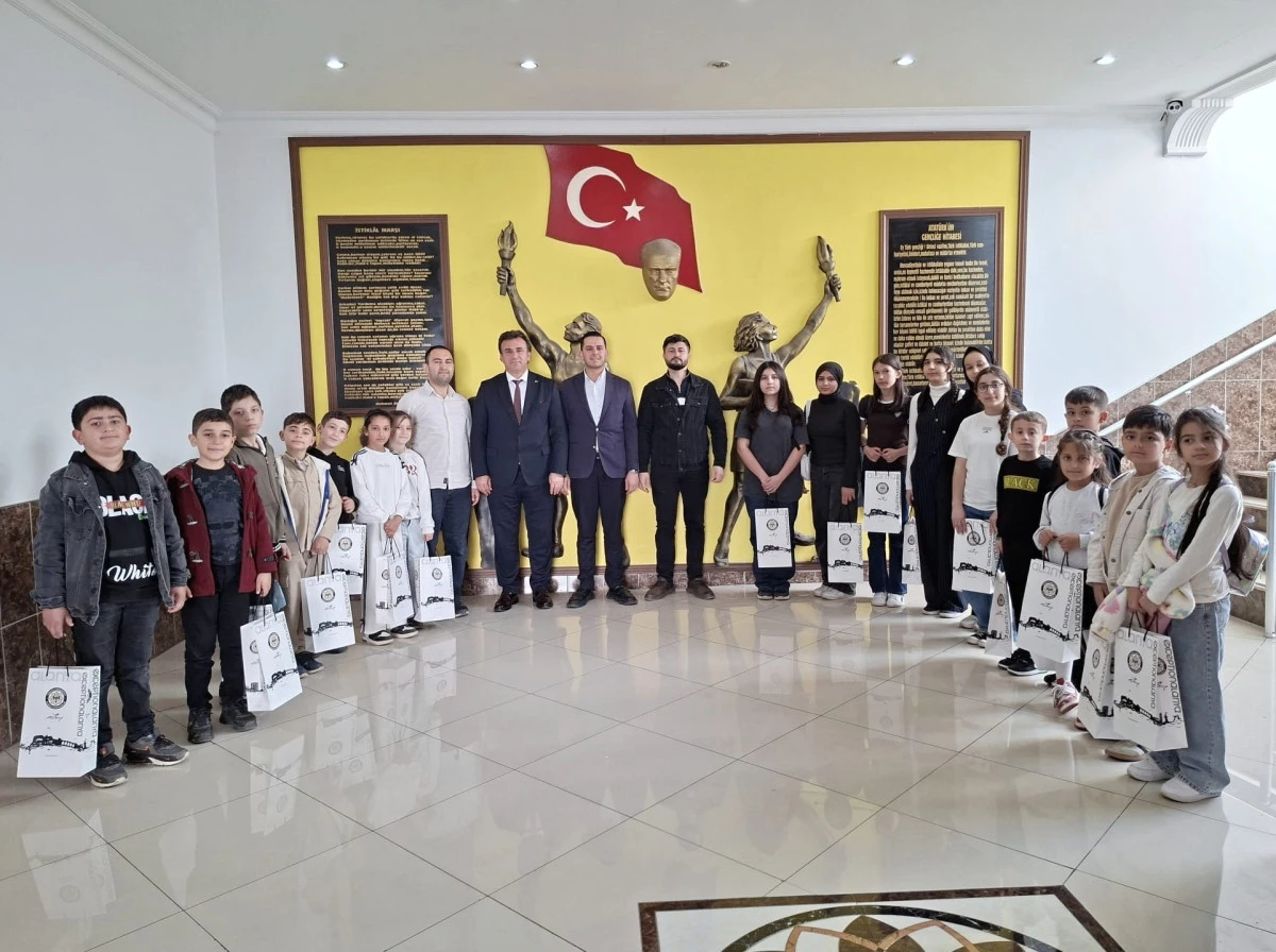 &Ouml;ğrenciler Alanya&rsquo;yı Keşfetti, M&uuml;d&uuml;r Yılmaz&rsquo;ı Ziyaret Etti