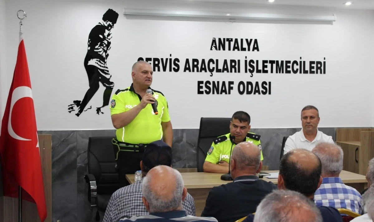 &Ouml;zel Halk Otob&uuml;s&uuml; Şof&ouml;rlerine Trafik G&uuml;venliği Eğitimi Verildi