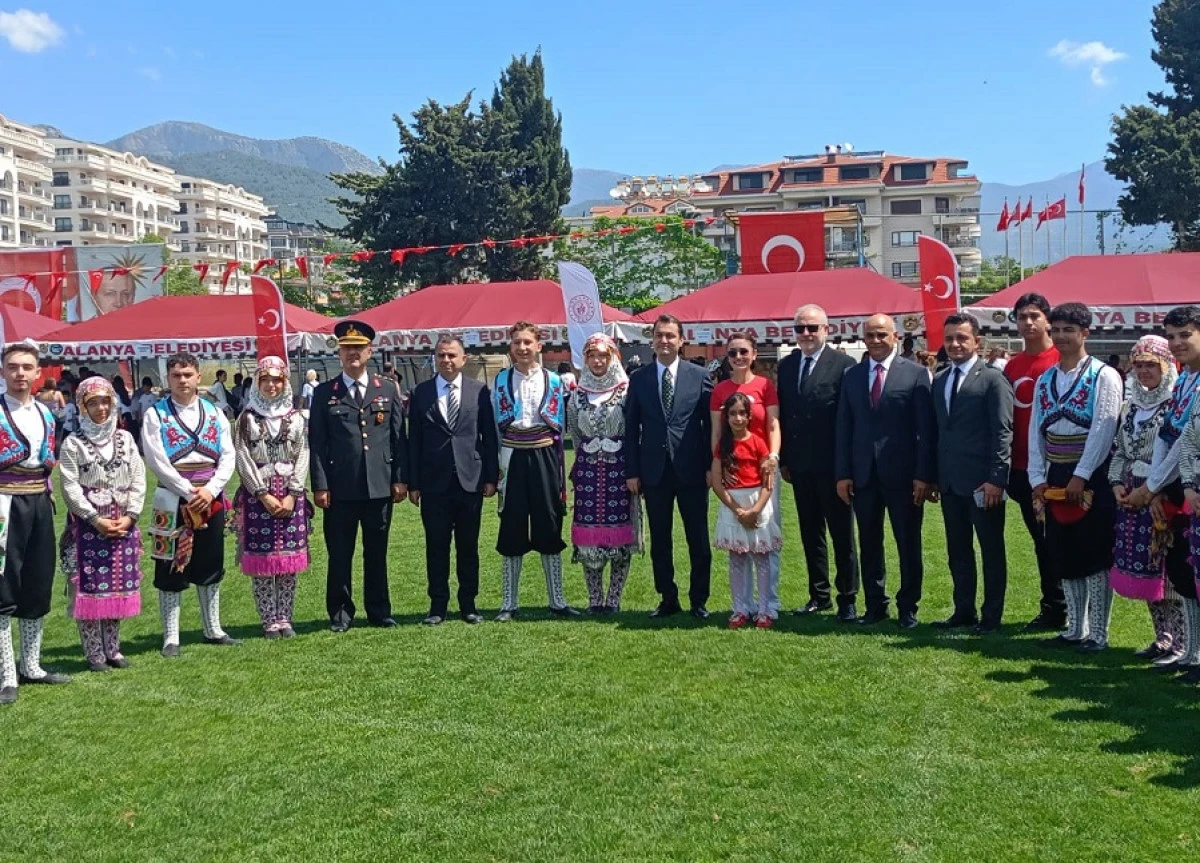 Rekt&ouml;r Sağer 19 Mayıs Kutlamalarına Katıldı