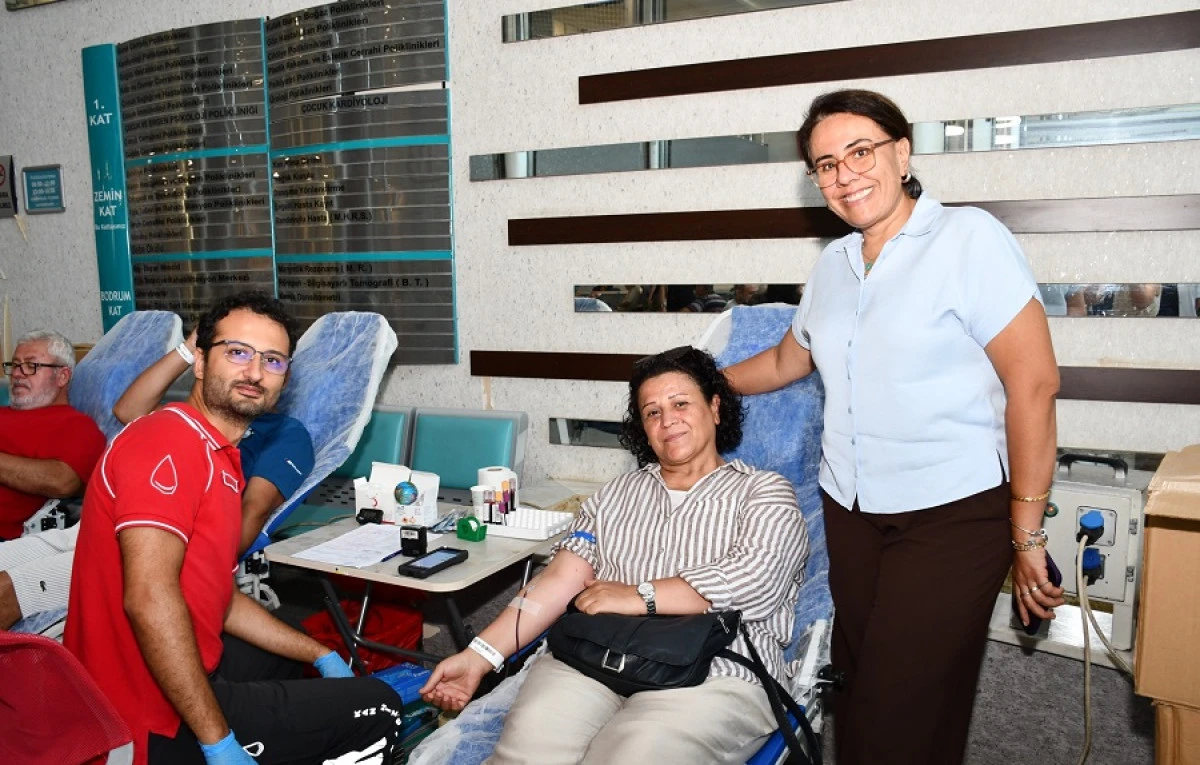 Sağlık&ccedil;ılardan T&uuml;rk Kızılayına Tam Destek