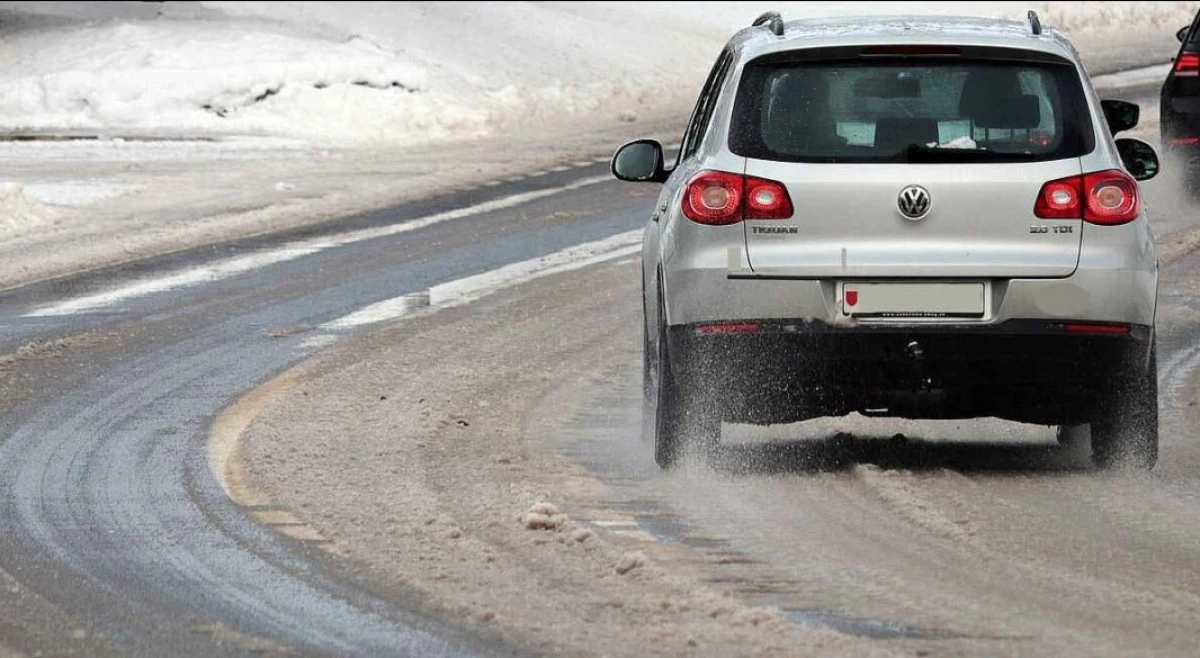 Taşatan Yolunda Buzlanmaya Anında M&uuml;dahale