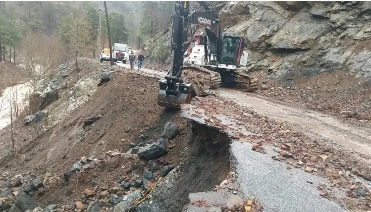 Taşatan Yolunda Korkutan G&ouml;&ccedil;&uuml;k: Yol Havada Asılı Kaldı