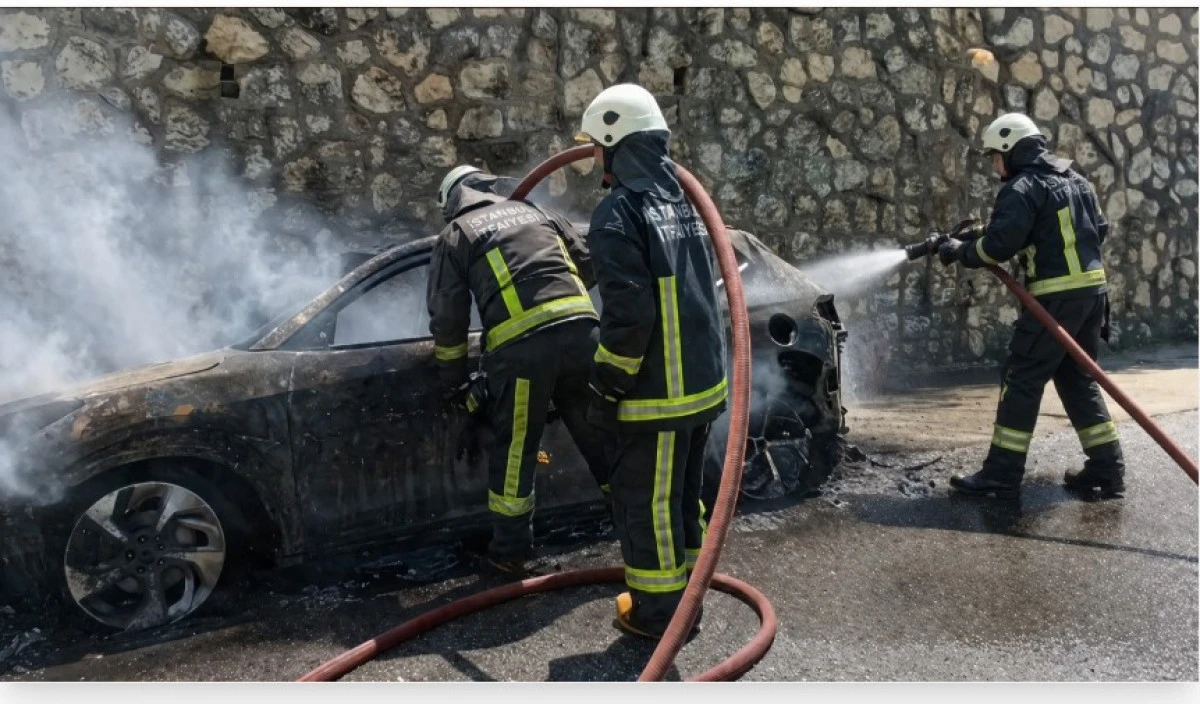 Tatil D&ouml;n&uuml;ş&uuml; K&acirc;busa D&ouml;nd&uuml;: Alanya'dan D&ouml;nen Ailenin Otomobili Alev Alev Yandı