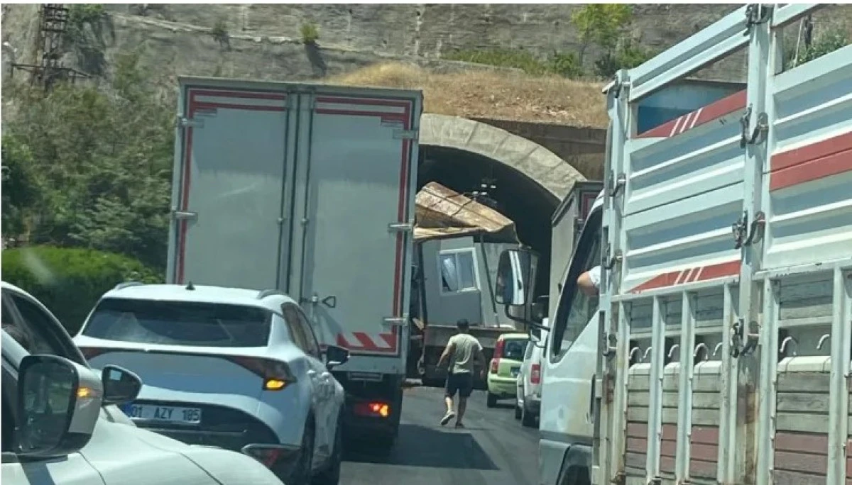 T&uuml;nel Girişinde Dev Kriz! İki Konteyner Y&uuml;kl&uuml; Kamyon Trafiği Kilitledi