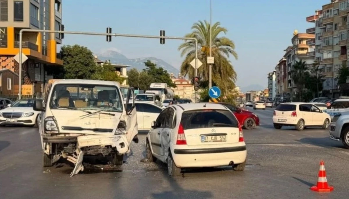 &Uuml;&ccedil; Ara&ccedil; Birbirine Girdi: Alanya&rsquo;da 3 Kişi Yaralandı