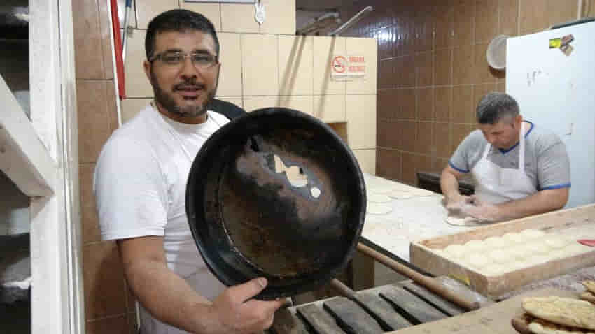Yemek tavasını, fırın kapalı olunca enerji panosuna bıraktı, pano bomba gibi patladı